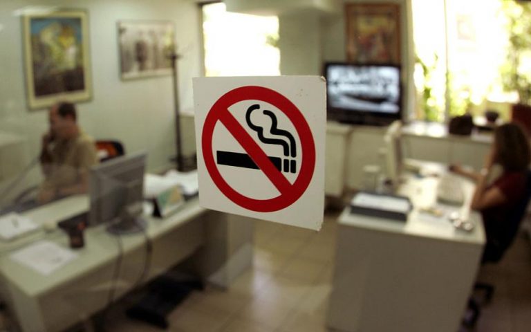 Ο κορωνοϊός αναδεικνύει το κάπνισμα ως άμεση απειλή για την ανθρώπινη ζωή