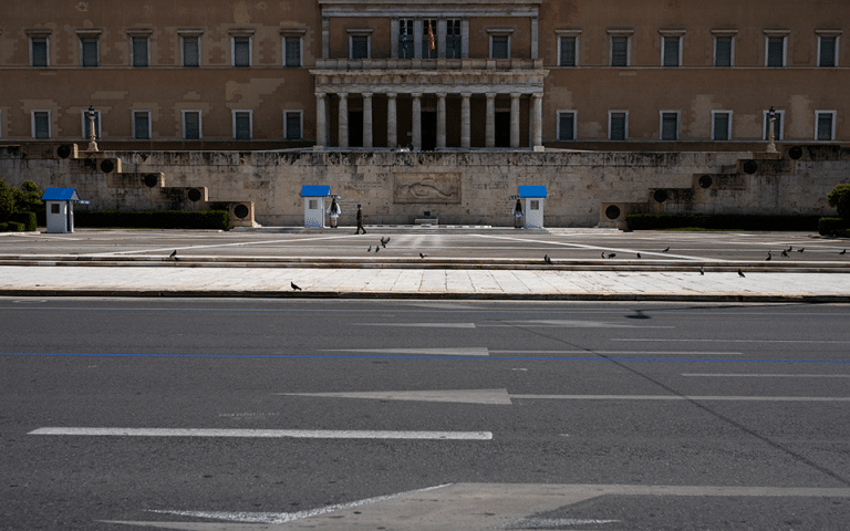 Guardian: «Πώς η Ελλάδα κερδίζει τη μάχη του κορωνοϊού παρά τη δεκαετία του χρέους»