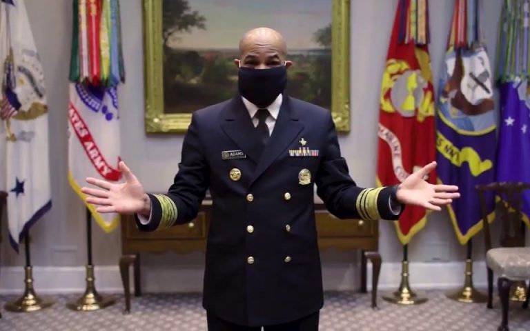 Ο αρχίατρος των ΗΠΑ δείχνει πώς φτιάχνουμε υφασμάτινη μάσκα σε 45 δευτερόλεπτα (βίντεο)