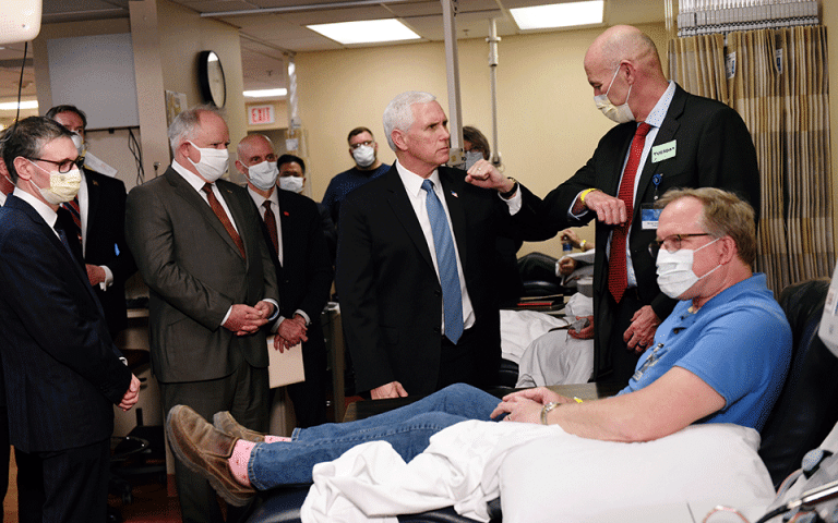 ΗΠΑ: Ο αντιπρόεδρος Μάικ Πενς αρνήθηκε να φορέσει μάσκα κατά την επίσκεψή του σε νοσοκομείο