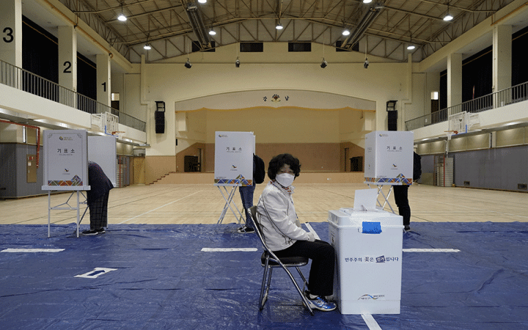 Εκλογές εν μέσω πανδημίας στη Νότια Κορέα – Αυστηρά μέτρα προστασίας