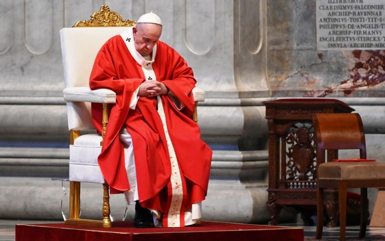 Κεκλεισμένων των θυρών η λειτουργία της Κυριακής των Βαΐων στο Βατικανό ενώ ξεκινά το Πάσχα των Καθολικών