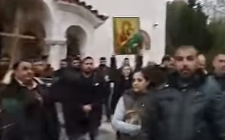 Μία σύλληψη για την συγκέντρωση «πιστών» σε προαύλιο εκκλησίας (βίντεο)