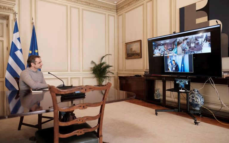 Ο πρωθυπουργός «ξεναγήθηκε» μέσω τηλεδιάσκεψης στην Πολιτική Προστασία
