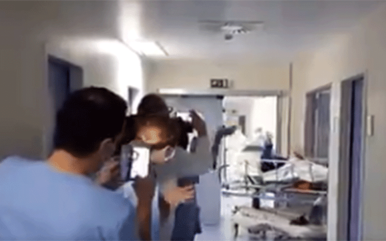 Το χειροκρότημα γιατρών και νοσηλευτών σε ασθενή που βγαίνει από τη ΜΕΘ στο Θριάσιο (βίντεο)