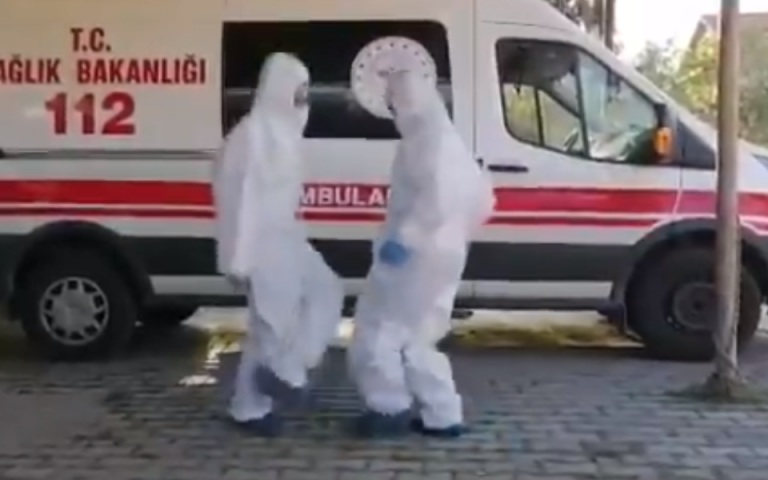 Τουρκία: Μέλη του ιατρικού προσωπικού «ξορκίζουν» με χορό τον κορωνοϊό (βίντεο)