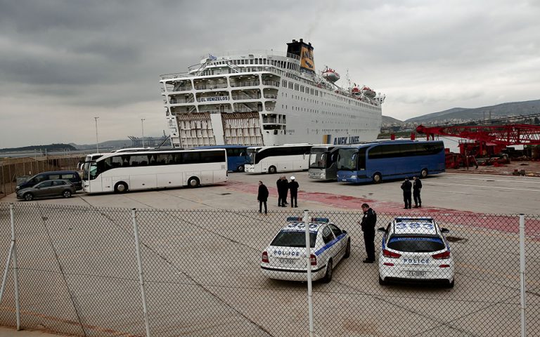 Σε εξέλιξη η μεταφορά των «αρνητικών» επιβατών από το πλοίο «Ελευθέριος Βενιζέλος»