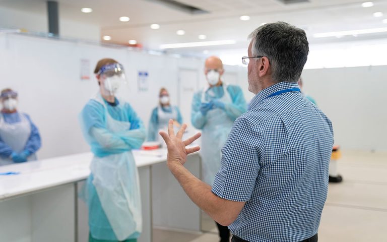 Βρετανία: Εξετάζεται αν η μετάγγιση με πλάσμα από επιζώντες του ιού βοηθά τους ασθενείς