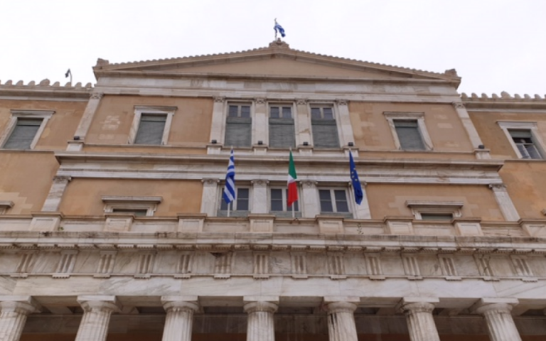 Η Βουλή «ντύνεται» στα ιταλικά χρώματα ως ένδειξη συμπαράστασης