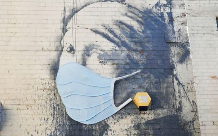 Το «Κορίτσι με το τρυπημένο τύμπανο» του Banksy με μάσκα προστασίας από τον κορωνοϊό