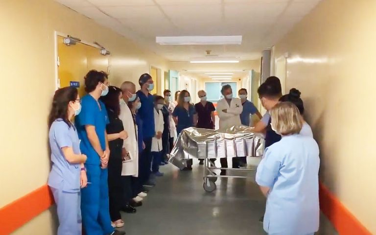 Λάρισα: Με χειροκροτήματα βγήκε από τη ΜΕΘ 82χρονος ασθενής που νίκησε τον κορωνοϊό (βίντεο)