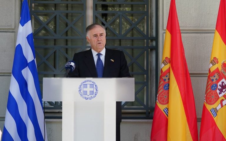 Ανάρτηση της ισπανικής σημαίας στη Βουλή σε ένδειξη συμπαράστασης στον ισπανικό λαό