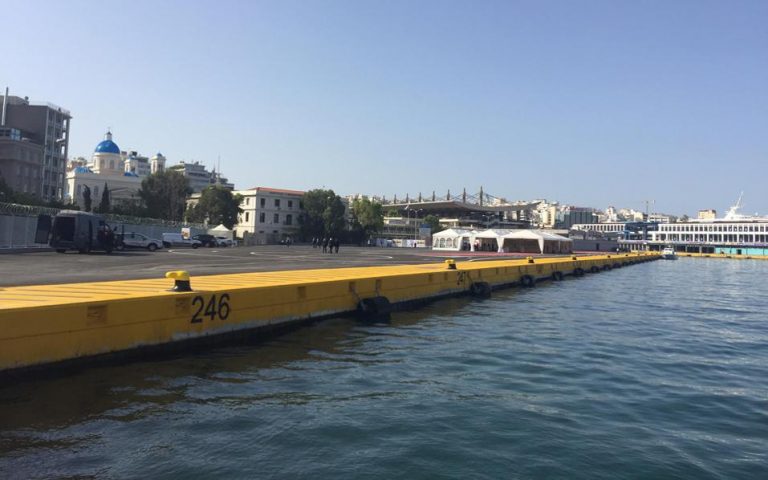 Πτώση οχήματος με δύο επιβαίνοντες στο λιμάνι του Πειραιά