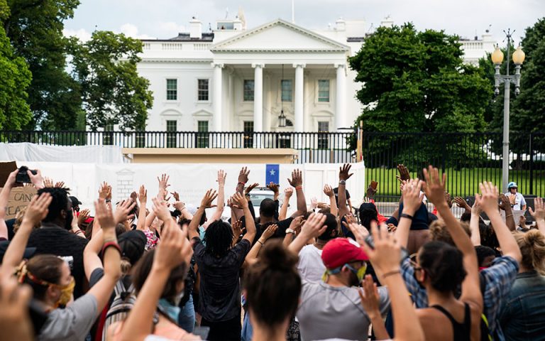 Απαγόρευση κυκλοφορίας στη Μινεάπολη και διαδηλώσεις στον Λευκό Οίκο για τον θάνατο του Τζορτζ Φλόιντ