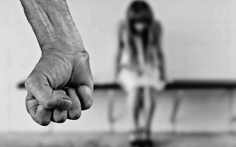 Εξαρση ενδοοικογενειακής βίας την περίοδο της καραντίνας – Τι δείχνουν τα στοιχεία