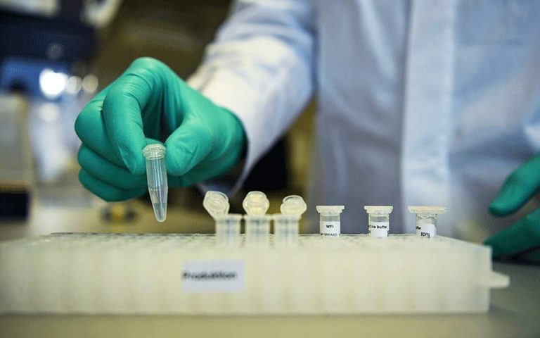 Οι ΗΠΑ αγοράζουν 300 εκατ. δόσεις του πειραματικού εμβολίου της Οξφόρδης