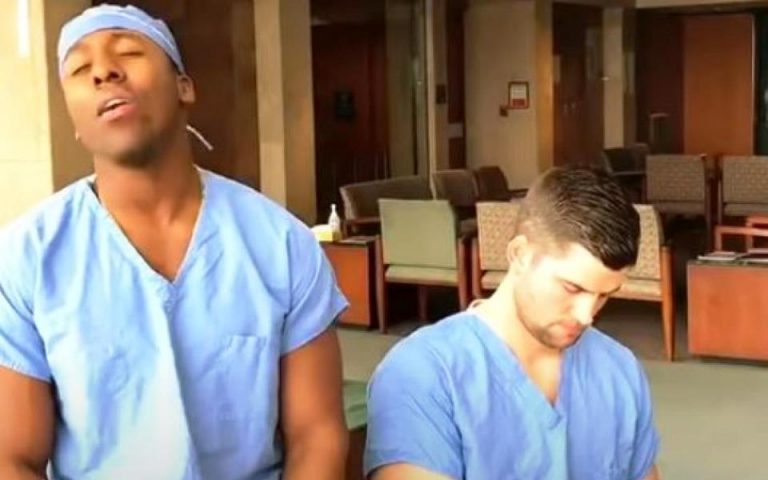 Χειρουργός – σταρ τραγουδά για να συγκεντρώσει χρήματα για την αντιμετώπιση της πανδημίας (βίντεο)