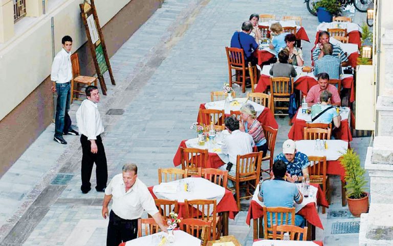 Περισσότερα τραπέζια έξω  για τα καταστήματα εστίασης – Σήμερα η διαμαρτυρία «άδειες καρέκλες»