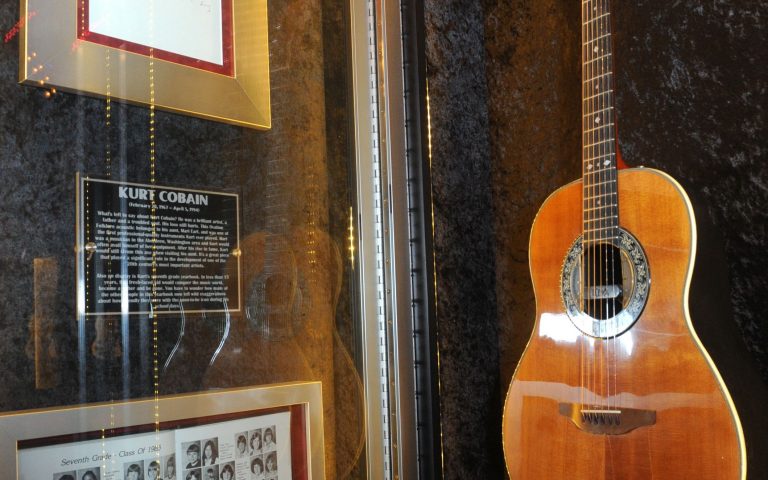 Στο σφυρί η ακουστική κιθάρα του Κερτ Κομπέιν από το θρυλικό Unplugged των Nirvana το 1993