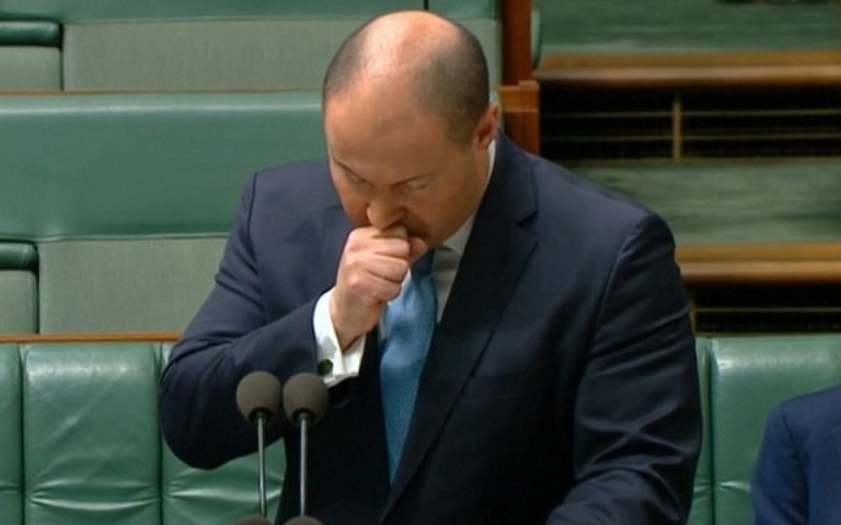 Σε τεστ για κορωνοϊό υπεβλήθη ο Αυστραλός υπ. Οικονομικών ύστερα από έντονο βήχα στην Βουλή (βίντεο)
