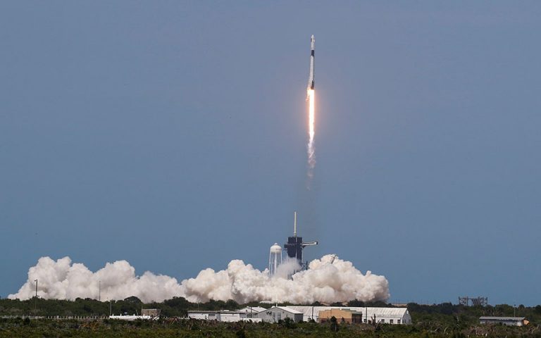 Εκτοξεύτηκε η ιστορική πρώτη επανδρωμένη αποστολή της SpaceX στο διάστημα (βίντεο)