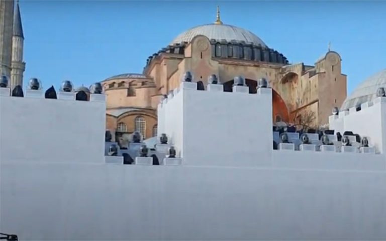 Εστησαν ομοίωμα του τείχους της Κωνσταντινούπολης έξω από την Αγία Σοφία