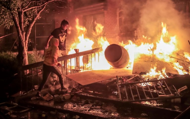 Εξαπλώνεται στις ΗΠΑ το κίνημα “I can’t breathe” – Στις φλόγες το αστυνομικό τμήμα της Μινεάπολης (βίντεο)