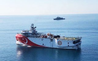 Στην περίπτωση αποστολής ερευνητικού πλοίου το οποίο θα εμφανιστεί συνοδεία τουρκικών φρεγατών, το Π.Ν. θα βρίσκεται εκεί με ανάλογο αριθμό πλοίων. (ΦΩΤ.EPA)