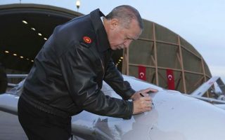 O Τούρκος πρόεδρος Ερντογάν βάζει την υπογραφή του σε drone (φωτ. Α.Ρ.).