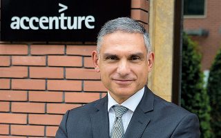 Ο Δρ Κυριάκος Σαμπατακάκης είναι Πρόεδρος και Διευθύνων Σύμβουλος της Accenture.