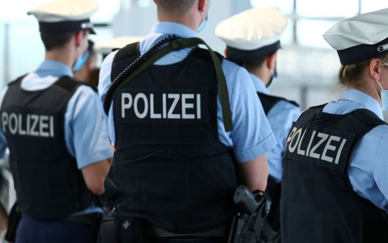 Γερμανία: Αστυνομικοί τραυματίστηκαν σε συγκρούσεις με κατοίκους σε καραντίνα
