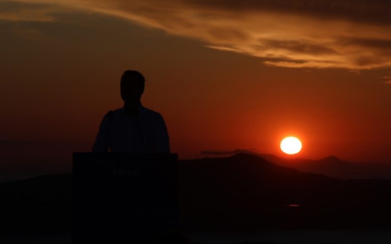 Με φόντο το διάσημο ηλιοβασίλεμα η συνέντευξη Μητσοτάκη στην Σαντορίνη (φωτογραφίες)