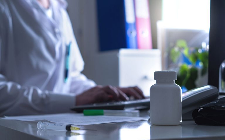 Βόλος: Επεκτείνεται η έρευνα για τον αρνητή γιατρό που έδινε «κοκτέιλ» αντιβιοτικών