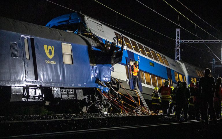 Δεκάδες τραυματίες σε σύγκρουση τρένων στην Τσεχία