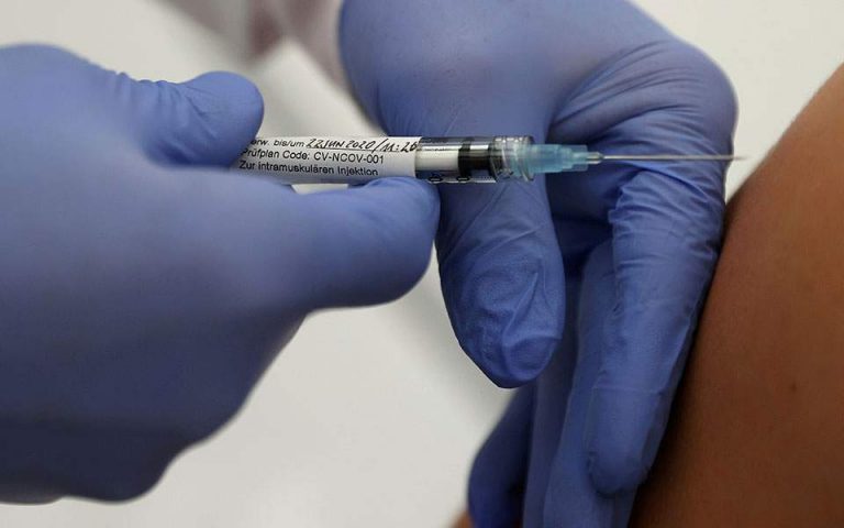 Βρετανία: Διίστανται οι απόψεις για το χρονοδιάγραμμα του πειραματικού εμβολίου της Οξφόρδης