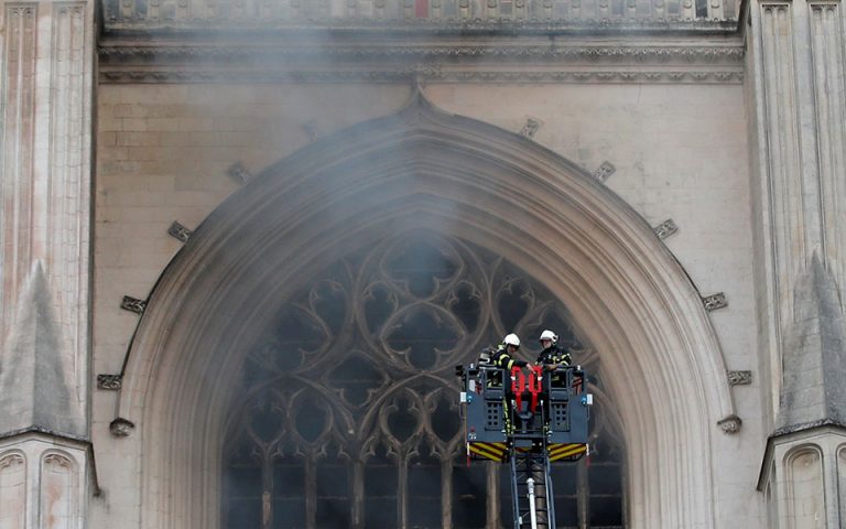 Υπό έλεγχο η πυρκαγιά στον καθεδρικό ναό της Νάντης