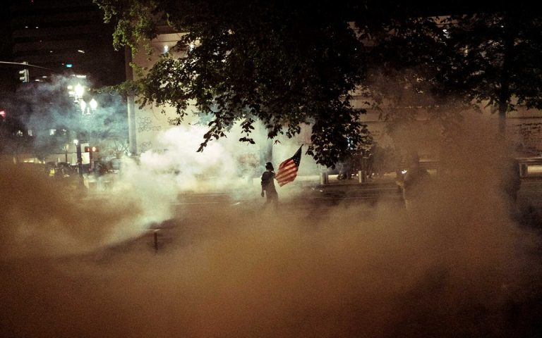 Δακρυγόνα κατά του Δημάρχου Πόρτλαντ καθώς οι διαδηλώσεις αυξάνονται στις ΗΠΑ