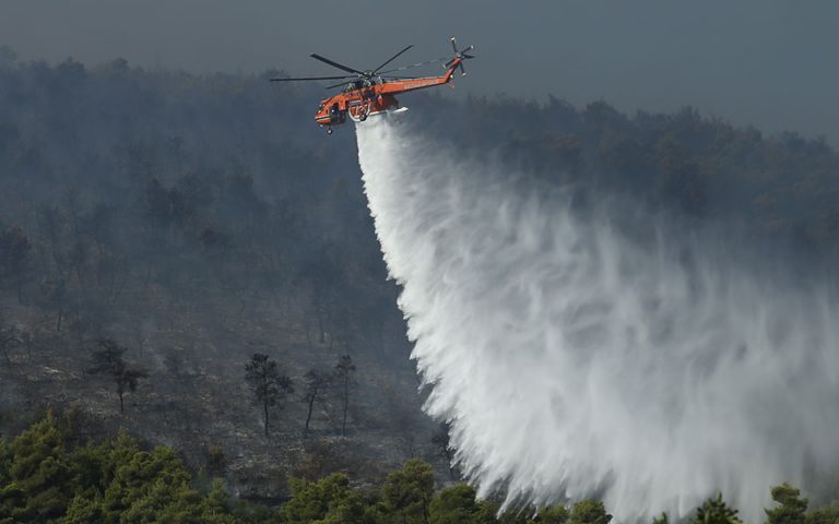 Μαίνεται η πυρκαγιά στην Ηλεία – Σε ετοιμότητα για εκκένωση ο οικισμός Χελιδόνι