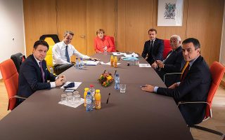 Φωτογραφία που ανέβασε χθες το απόγευμα στο Τwitter o Ελληνας πρωθυπουργός από τις Βρυξέλλες. Από αριστερά, οι κ.κ. Κόντε, Μητσοτάκης, Μέρκελ, Μακρόν, Κόστα και Σάντσεθ.