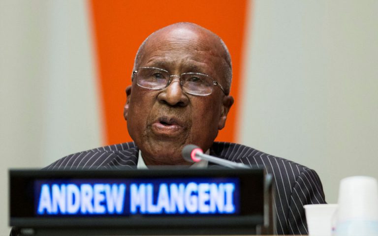 Απεβίωσε ο συγκρατούμενος του Νέλσον Μαντέλα, Αντριου Μλαγκένι