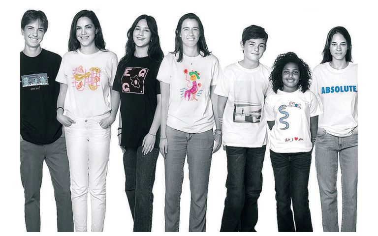#Staysafe: Οκτώ καλλιτέχνες σχεδιάζουν T-shirts για καλό σκοπό