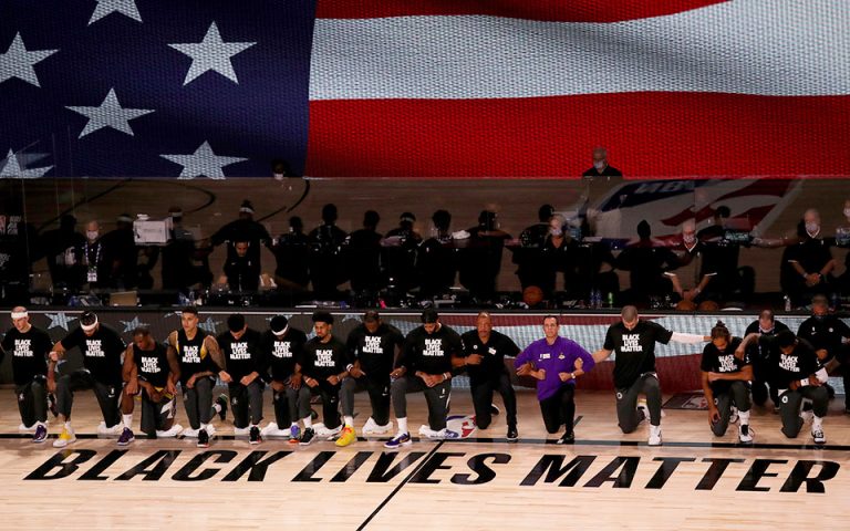 NBA: Γονάτισαν σε ένδειξη διαμαρτυρίας εναντίον του ρατσισμού και της αστυνομικής βίας