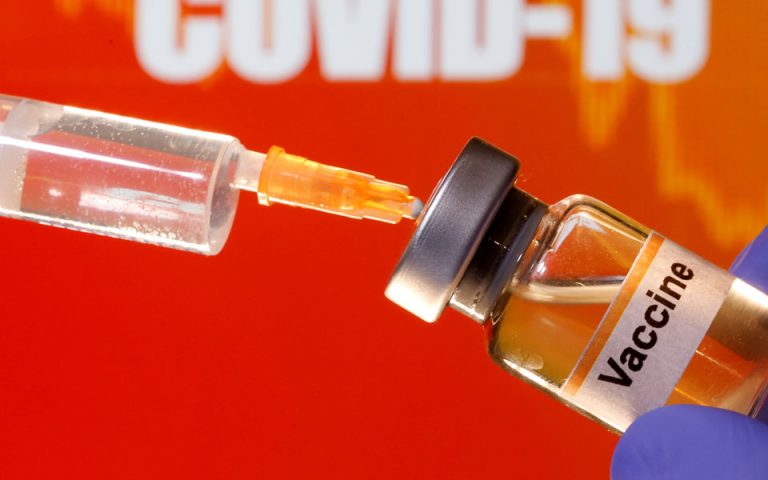 Βρετανικά ΜΜΕ: Το εμβόλιο της Οξφόρδης θα προσφέρει «διπλή προστασία» κατά της COVID-19