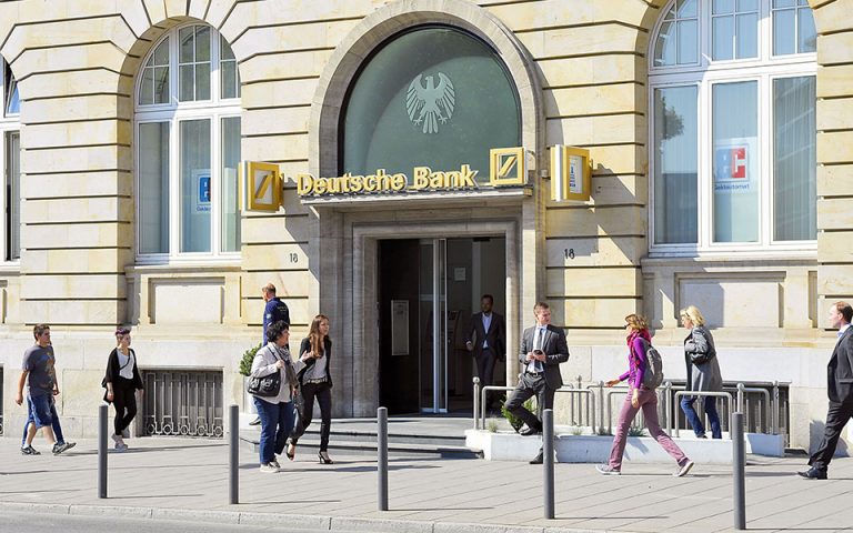 Η δύσκολη αναδιάρθρωση που επιχειρεί η Deutsche Bank