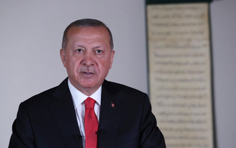 Ερντογάν: «Δεν θα υποστείλουν τη σημαία μας, δεν θα επιβάλλουν σιγή στην προσευχή μας»