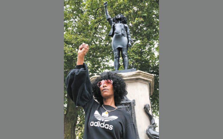 Μαύρη διαδηλώτρια στη θέση του δουλεμπόρου