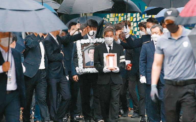 Αντιδράσεις για τη δημόσια κηδεία του αυτόχειρος δημάρχου της Σεούλ