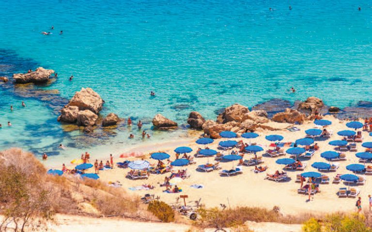 Δωρεάν τεστ κορωνοϊού για Βρετανούς τουρίστες εξετάζει η Κύπρος