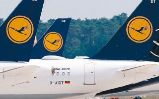 Τα μέτρα που έλαβε το Βερολίνο, όπως φθηνά δάνεια σε επιχειρήσεις και επιδοτήσεις μισθών, αλλά και η κρατική ενίσχυση στην αεροπορική εταιρεία Lufthansa, περιόρισαν τον αντίκτυπο της πανδημίας.
