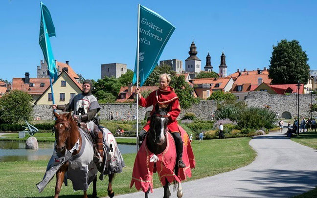 Εφιπποι «ιππότες» ελέγχουν αν τηρούνται τα μέτρα σε νησί της Βαλτικής
